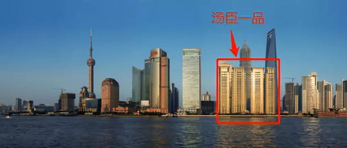 胖东来时代广场大屏播放抗日英雄谱